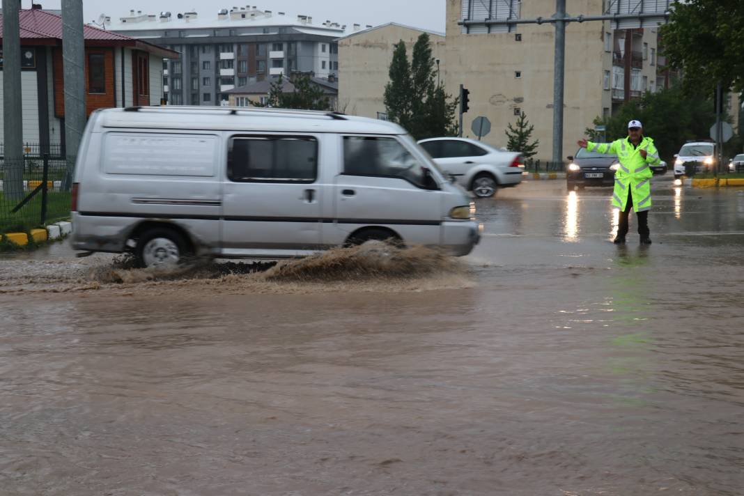 Erzurum'u sağanak vurdu! Evleri su bastı araçlar yolda mahsur kaldı 24